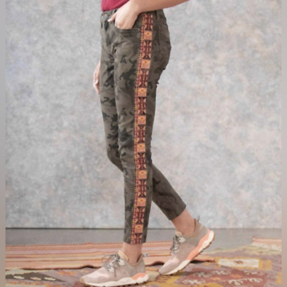 Driftwood Embroidered Jackie Jeans in Sedona Camo Size 25